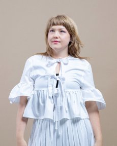 Snehová maxi volánová košeľa s mašľami