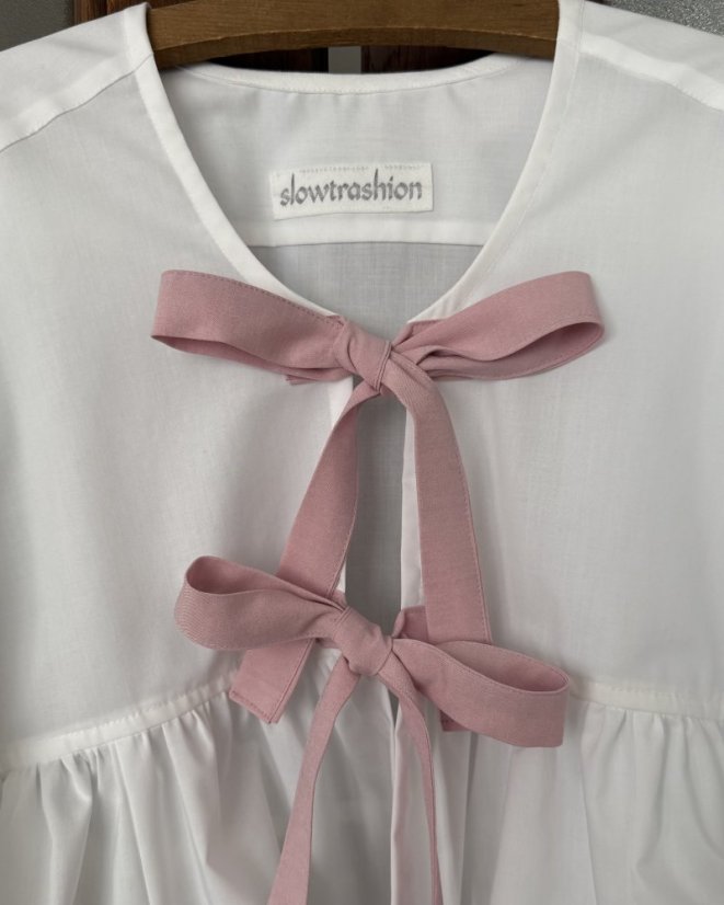 Biela maxi volánová košeľa s mašľami