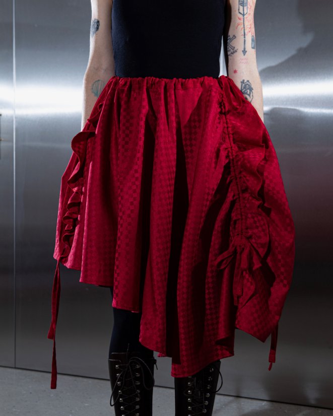 Červená asymetrická sukňa