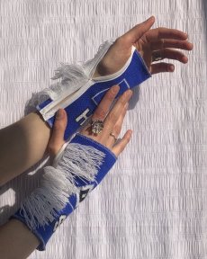 Modré obojstranné návleky na ruky so strapcami