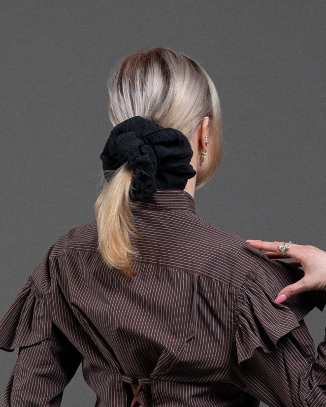 Čierna scrunchie gumička