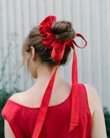 Červená mašľa na drdol