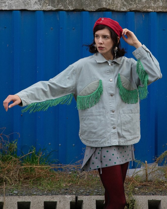 Svetlá bunda so strapcami