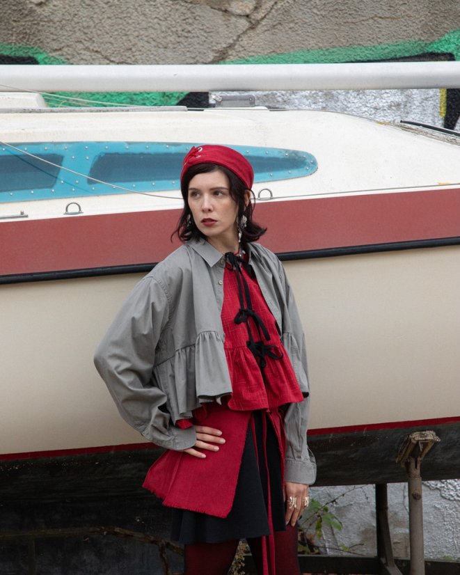 Červená volánová košeľa s mašľami