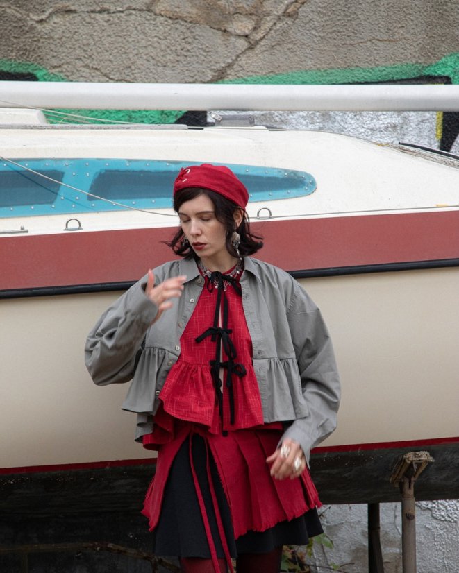 Červená volánová košeľa s mašľami