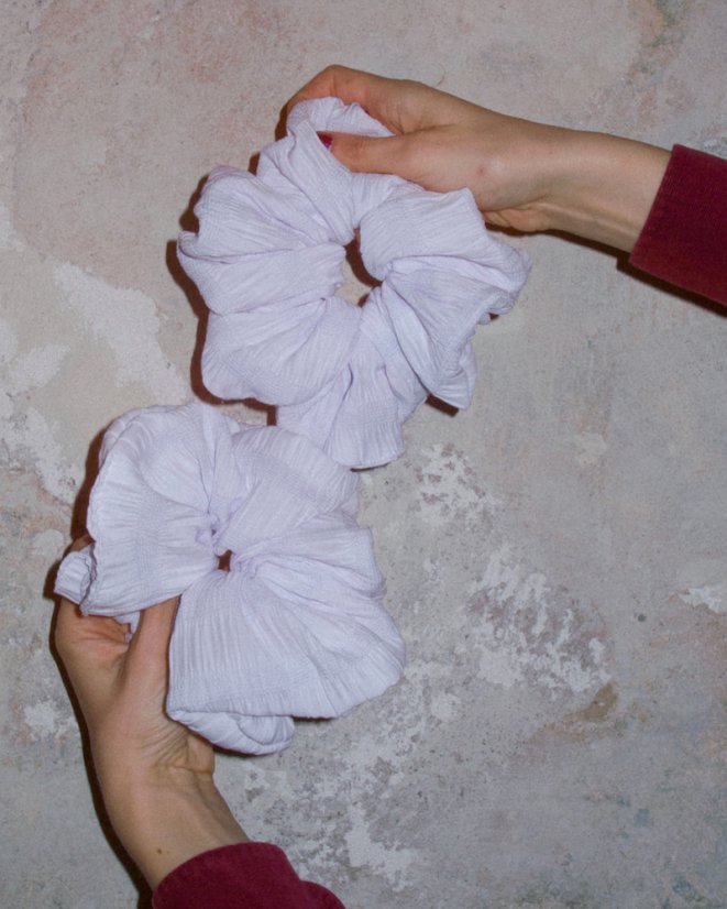 Biela scrunchie gumička