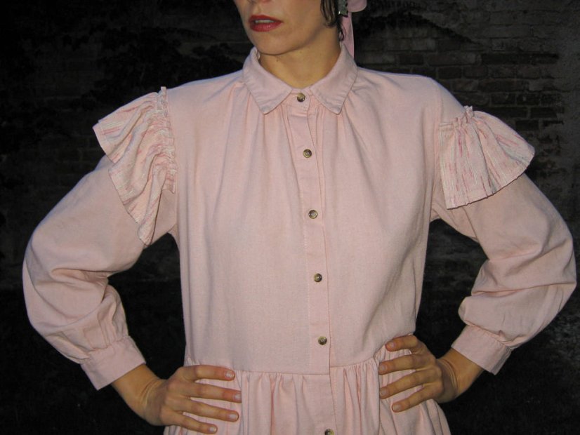 Ružové šaty s dlhým rukávom