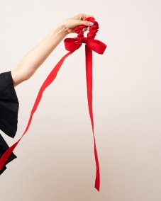 Červená scrunchie mašľa