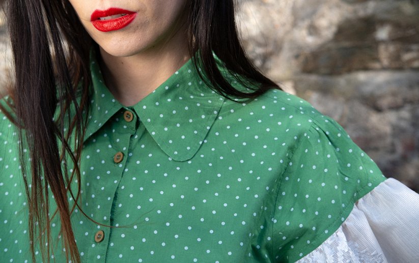 Zelená košeľa s bodkami a krajkou