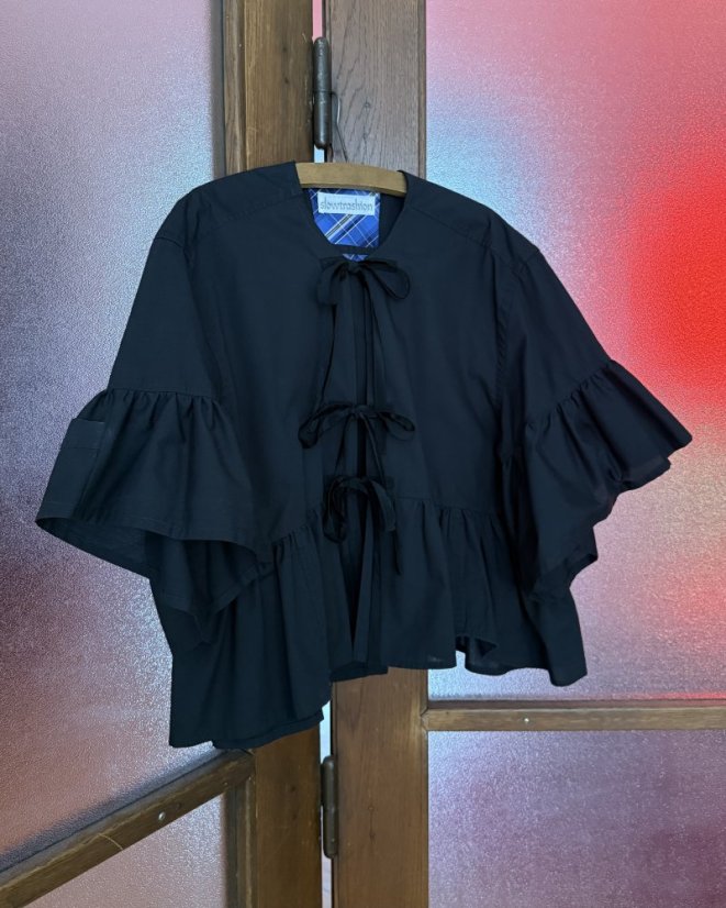 Čierna volánová košeľa s mašľami - väčšia