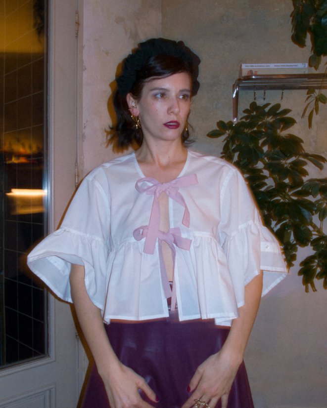 Biela maxi volánová košeľa s mašľami