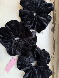 Čierna zamatová gumička