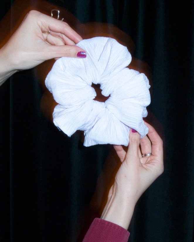 Biela scrunchie gumička