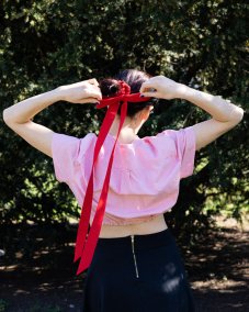 Červená scrunchie mašľa