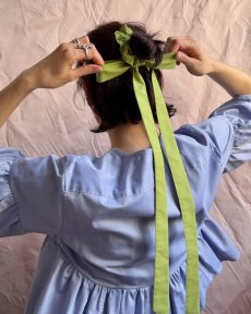 Zelená scrunchie mašľa