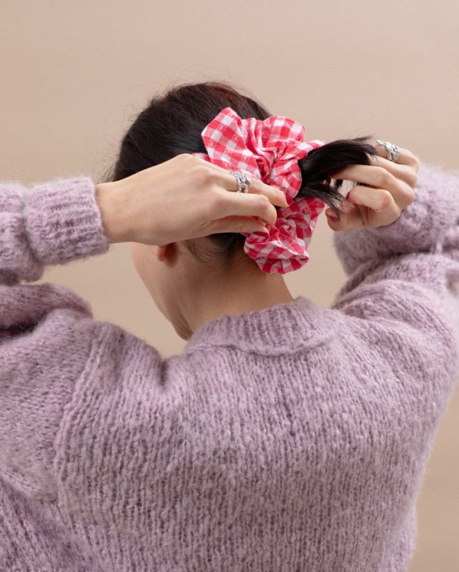 Červená kockovaná scrunchie