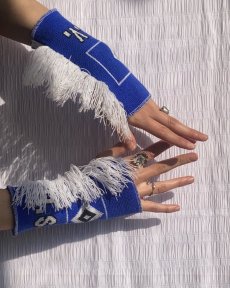 Modré obojstranné návleky na ruky so strapcami