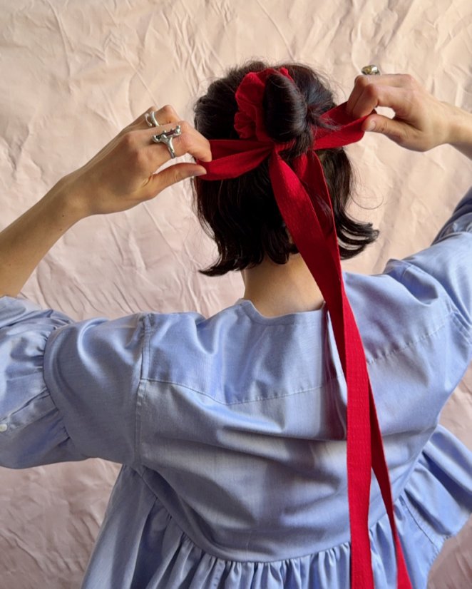 Červená scrunchie mašľa
