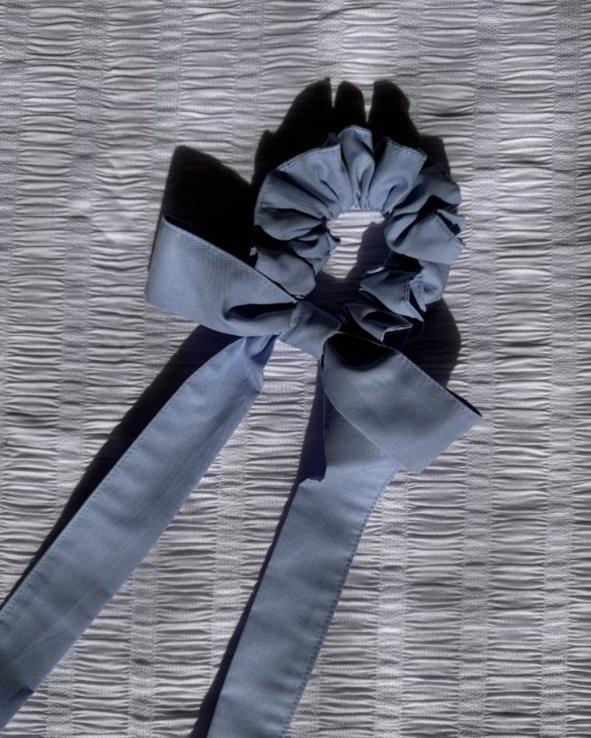 Modrá scrunchie mašľa