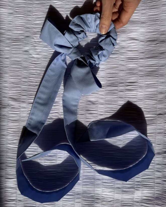 Modrá scrunchie mašľa