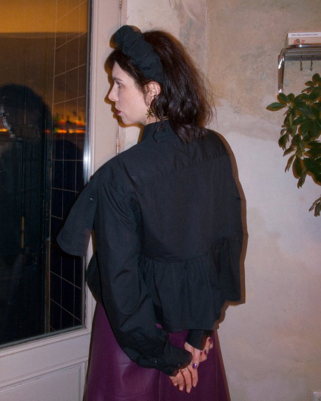 Čierna volánová košeľa s dlhým rukávom