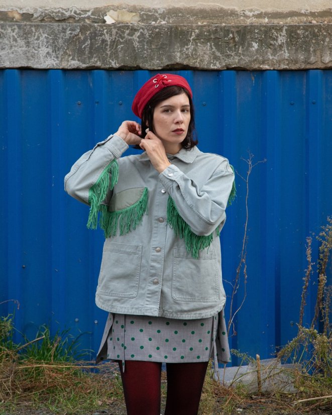 Svetlá bunda so strapcami