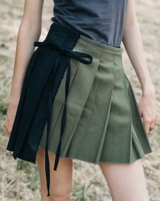 Zeleno - čierna skladaná mini sukňa