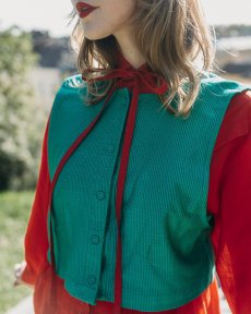 Zelená lesklá vesta