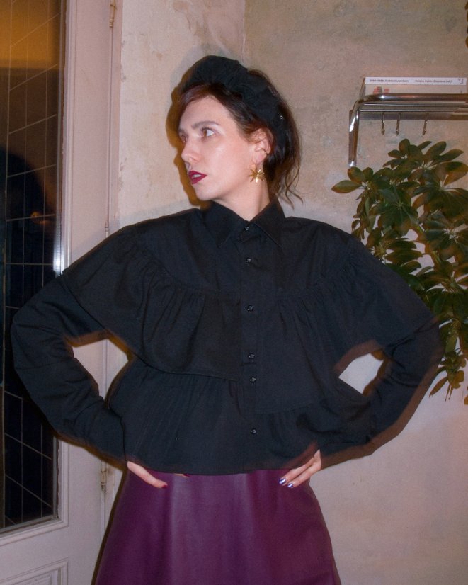 Čierna volánová košeľa s dlhým rukávom