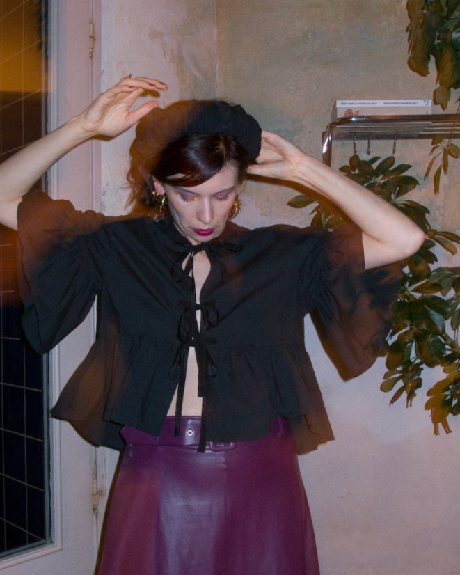 Čierna volánová košeľa s mašľami - väčšia