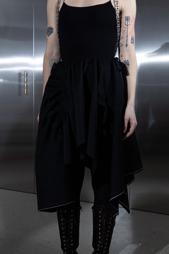 Čierna asymetrická sukňa