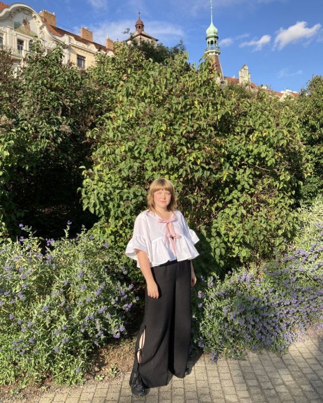 Biela maxi volánová košeľa s mašľami