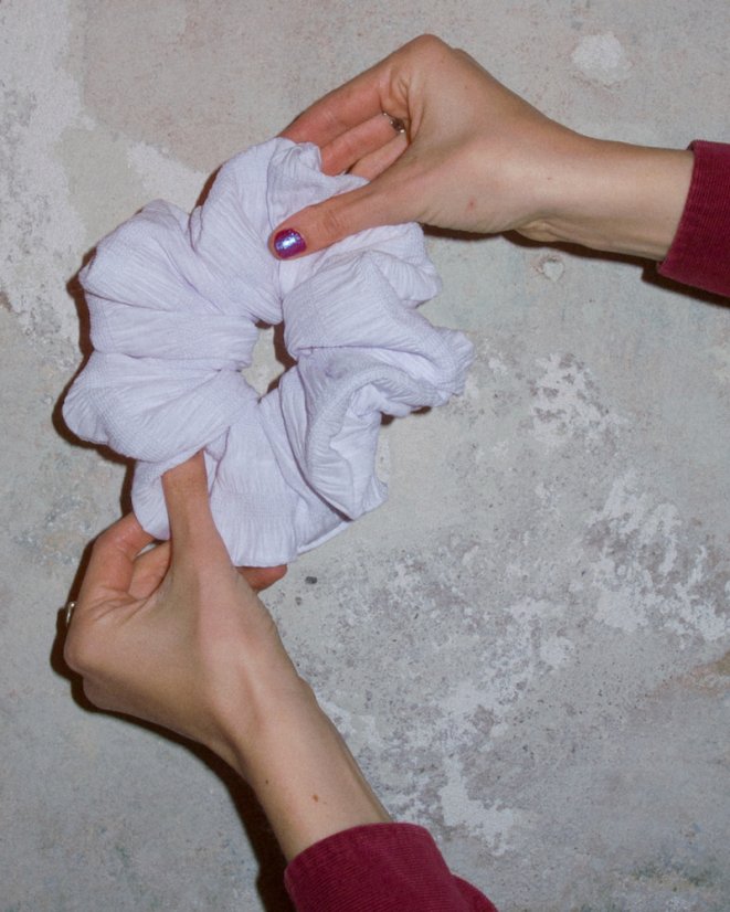 Biela scrunchie gumička