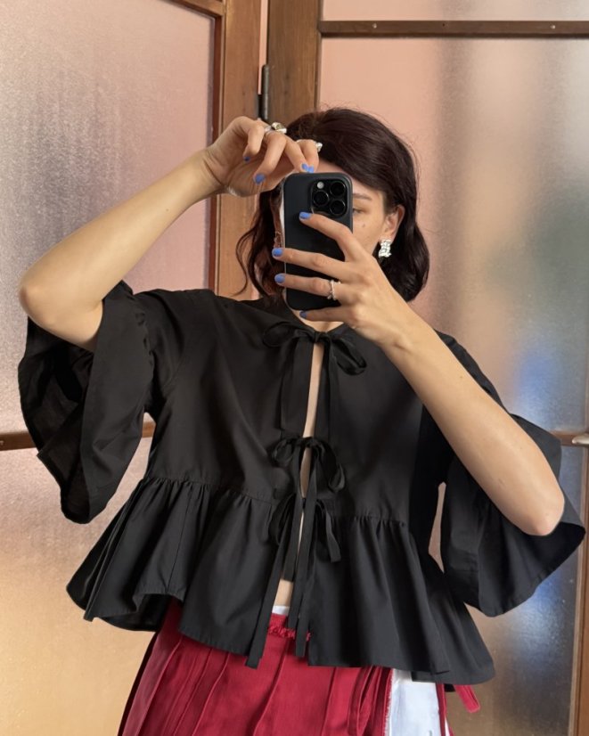 Čierna volánová košeľa s mašľami - väčšia