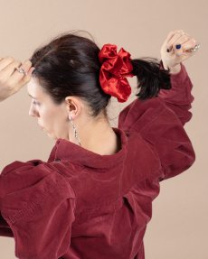 Červeno-oranžová zamatová gumička