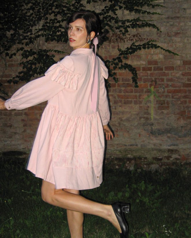 Ružové šaty s dlhým rukávom