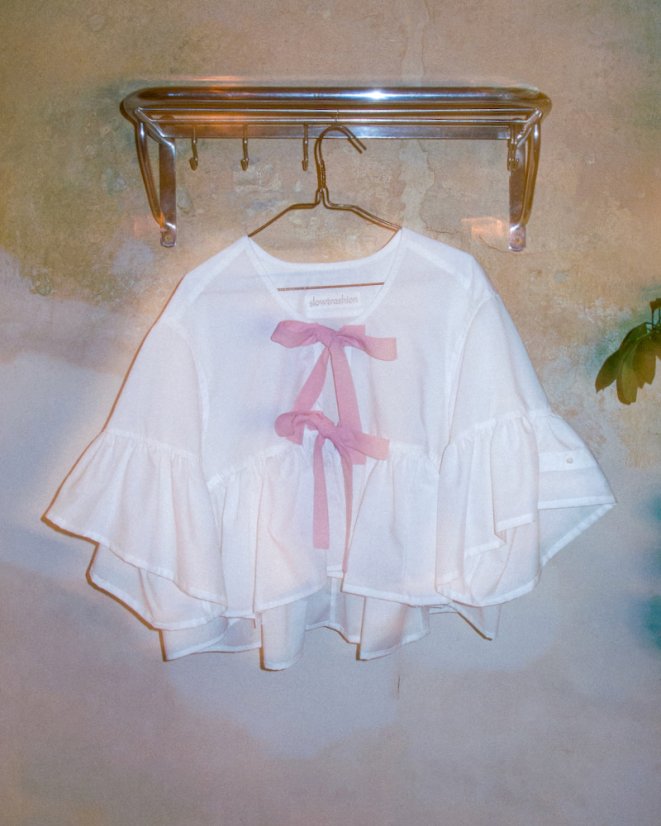 Biela maxi volánová košeľa s mašľami