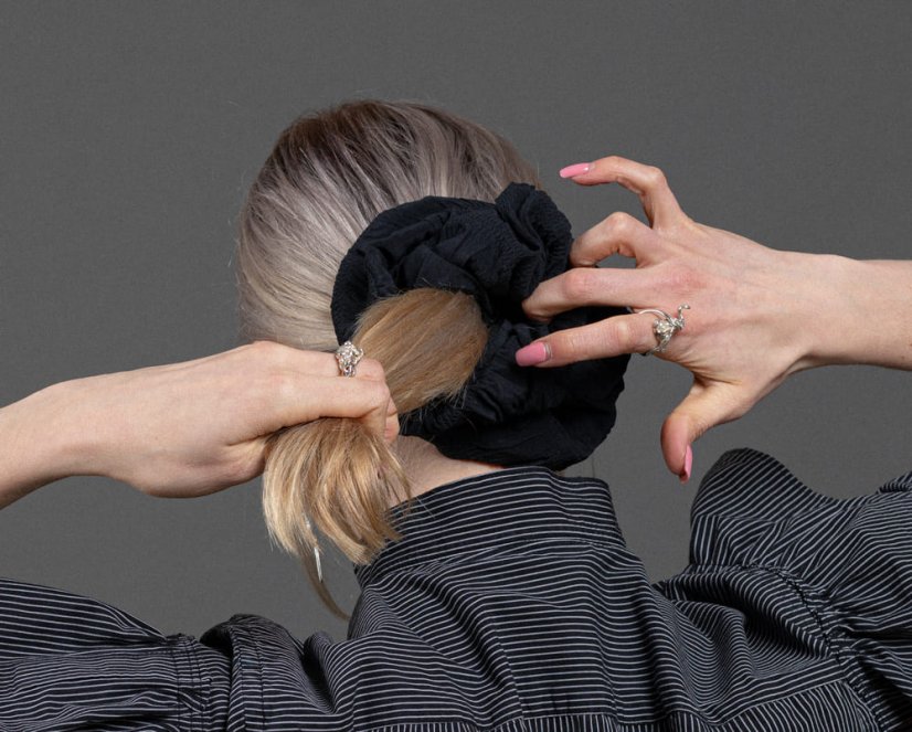 Čierna scrunchie gumička