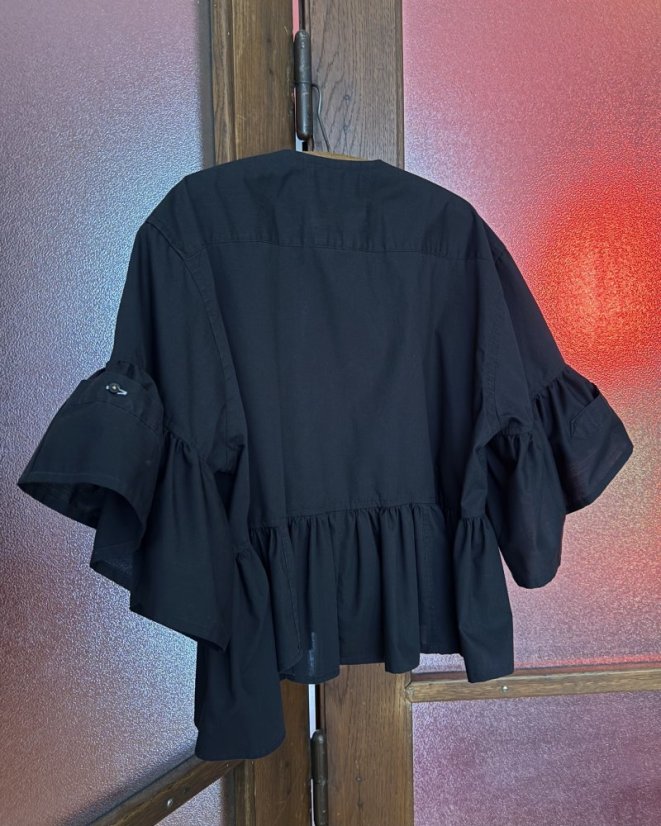 Čierna volánová košeľa s mašľami - väčšia