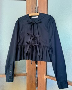 Čierna simple volánová košeľa s mašľami