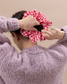 Červená kockovaná scrunchie