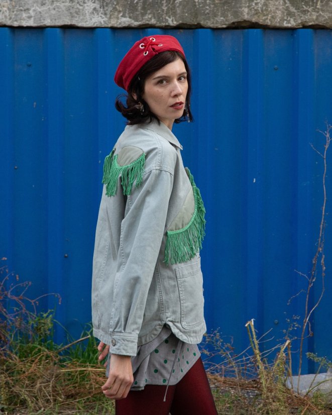 Svetlá bunda so strapcami