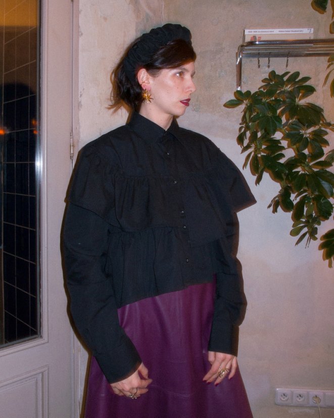 Čierna volánová košeľa s dlhým rukávom