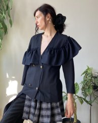 Čiernomodrý blazer s volánmi