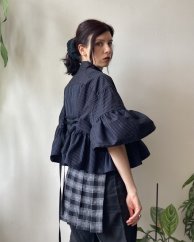 Čierna prúžkovaná maxi volánová košeľa