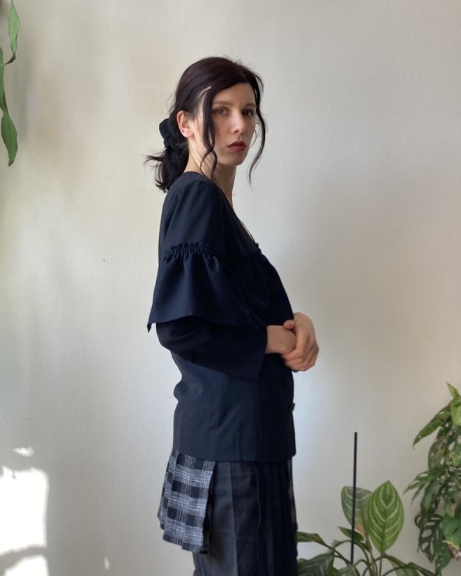 Čiernomodrý blazer s volánmi