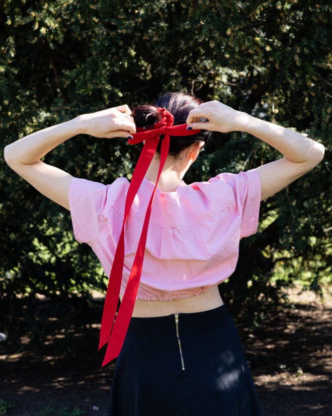 Červená scrunchie mašľa