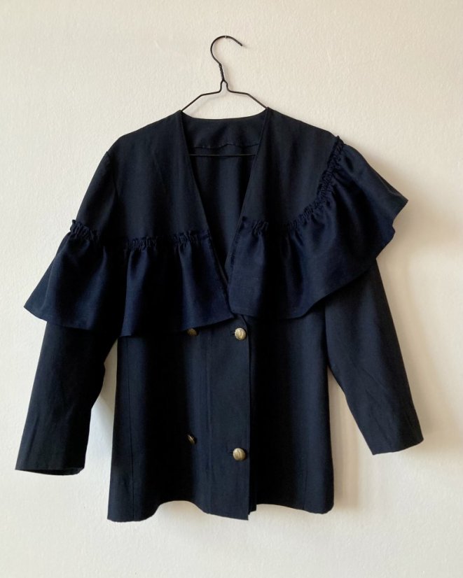 Čiernomodrý blazer s volánmi