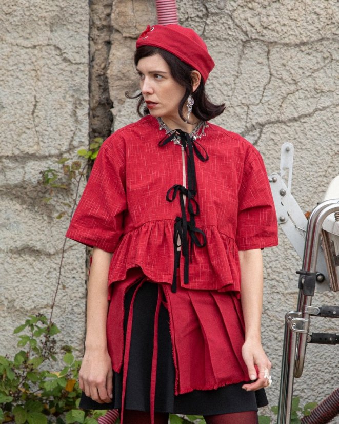 Červená volánová košeľa s mašľami