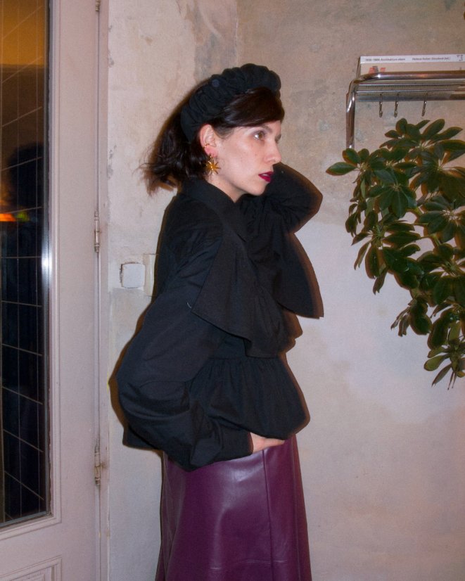 Čierna volánová košeľa s dlhým rukávom